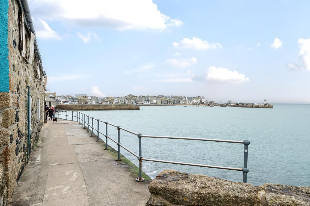 Lot: 34 - GROUND FLOOR PREMISES IN SOUGHT AFTER LOCATION - Partial front elevation of property with footpath and sea